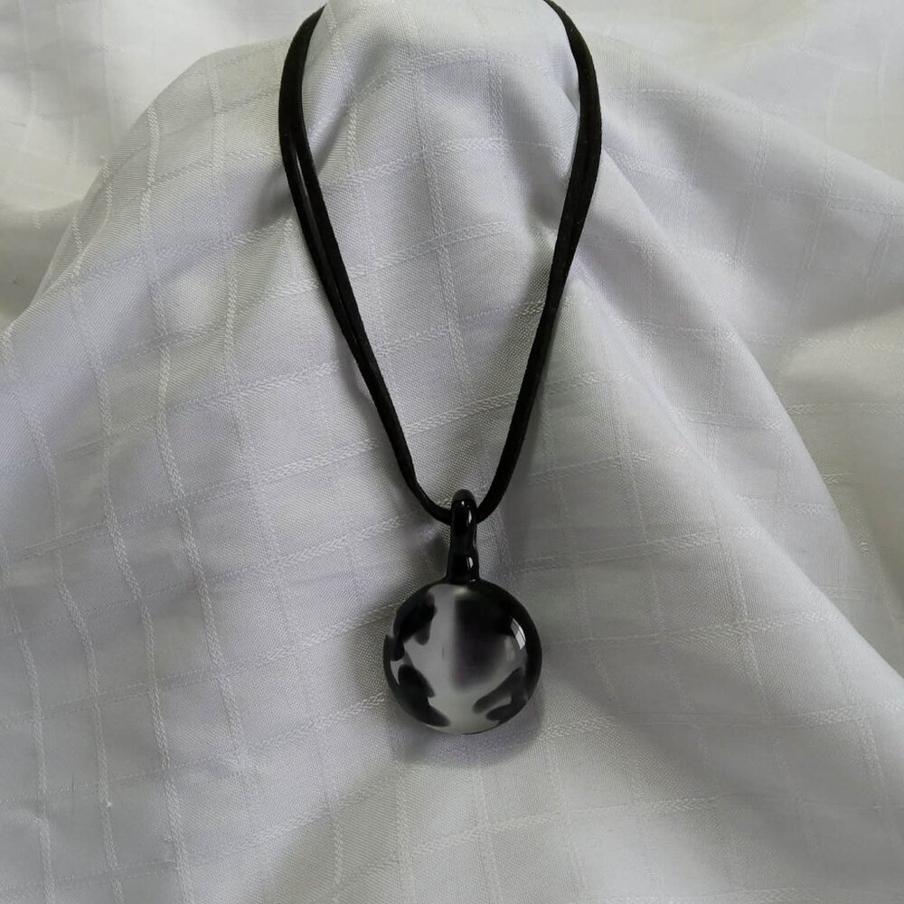 Let's pay tribute to this pendant work with a bunch of hashtags in the comments. - Picture 3 of 7